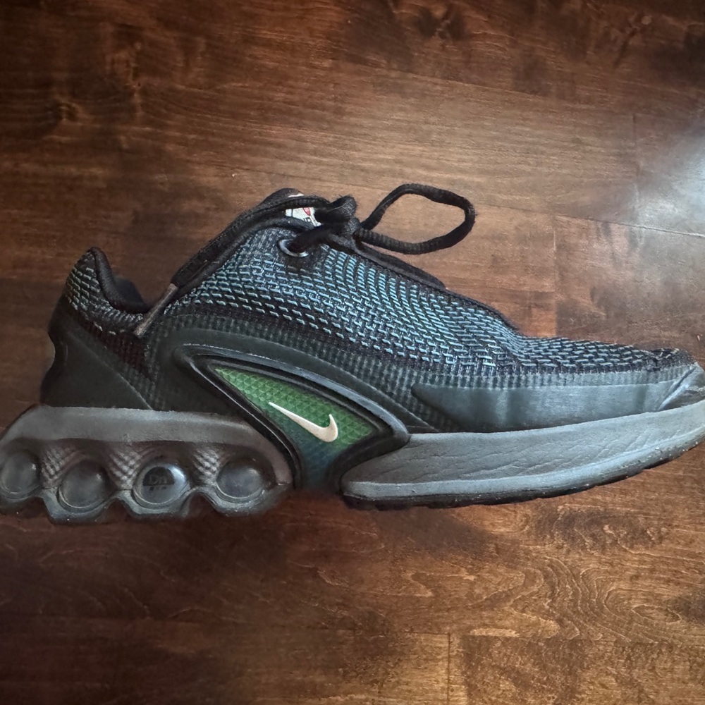 Nike Boys Black and Green Running Shoes